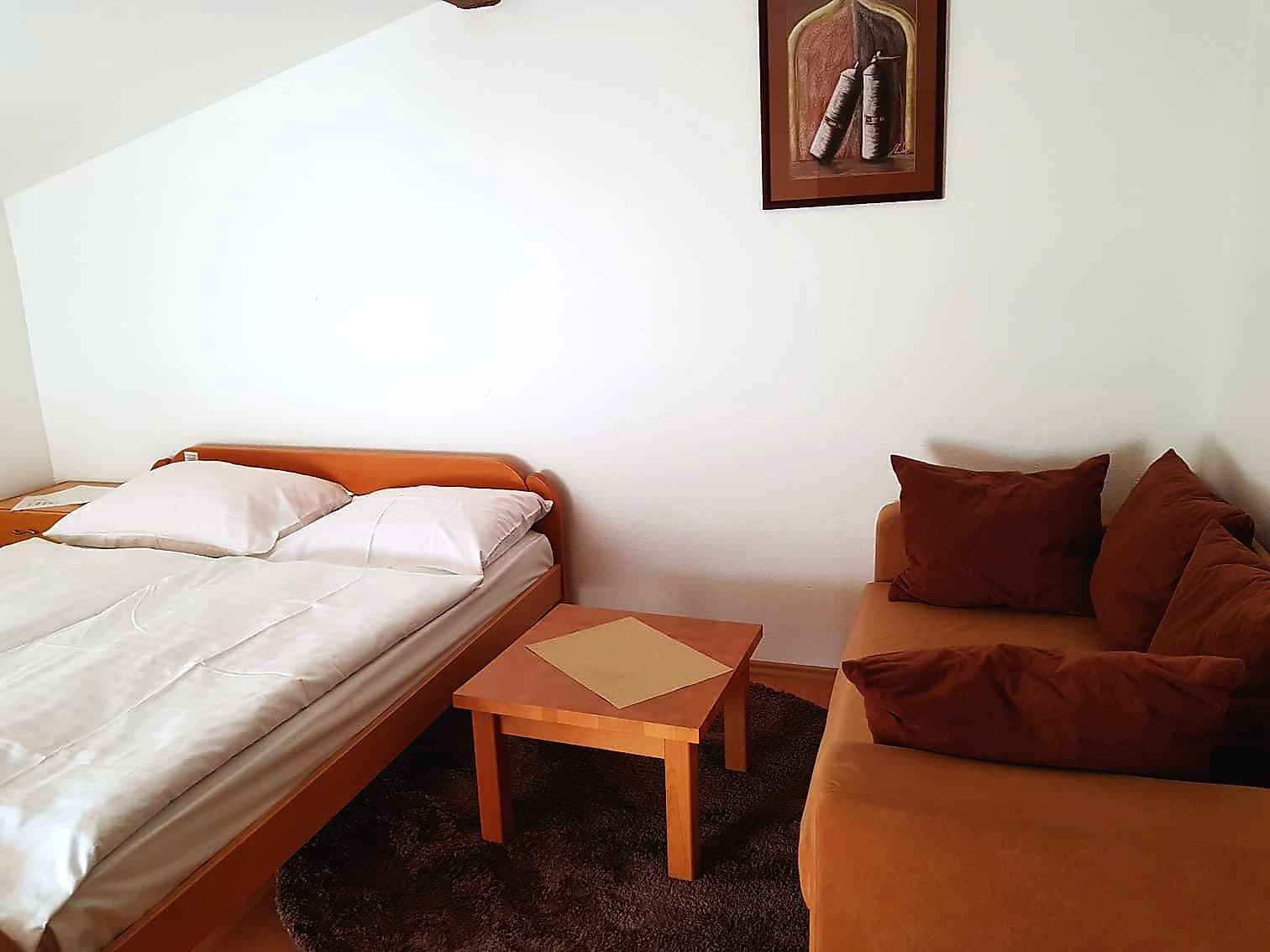 Dnevni boravak apartmana sa bračnim krevetom i garniturom za sjedenje
