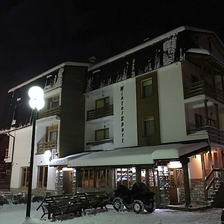 Objekat WinterSport osvijetljen u večernjim satima