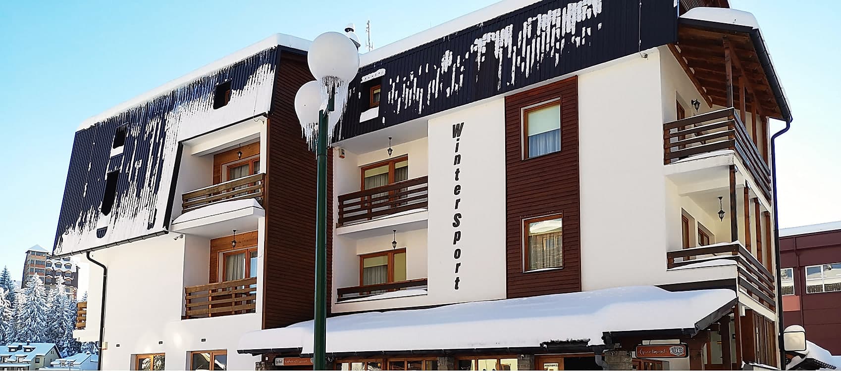 Objekat WinterSport na Babanovcu pod snijegom, sa ski opremom ispred ulaza