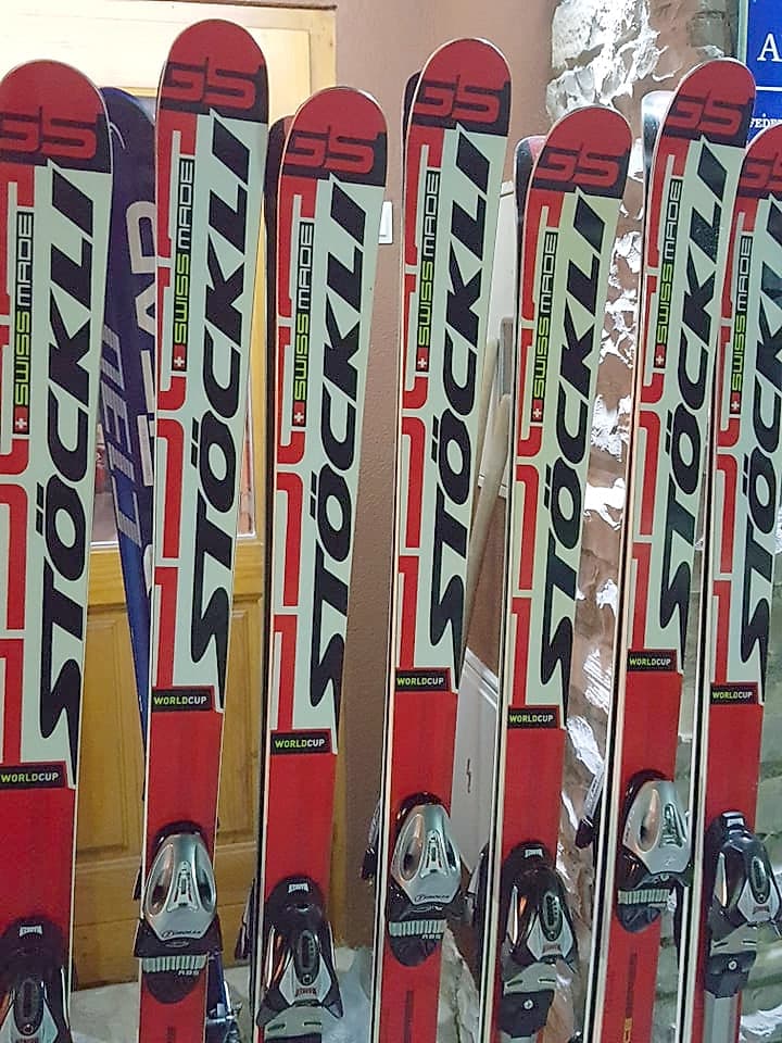 Skije poredane u stalku u ski rentalu WinterSport